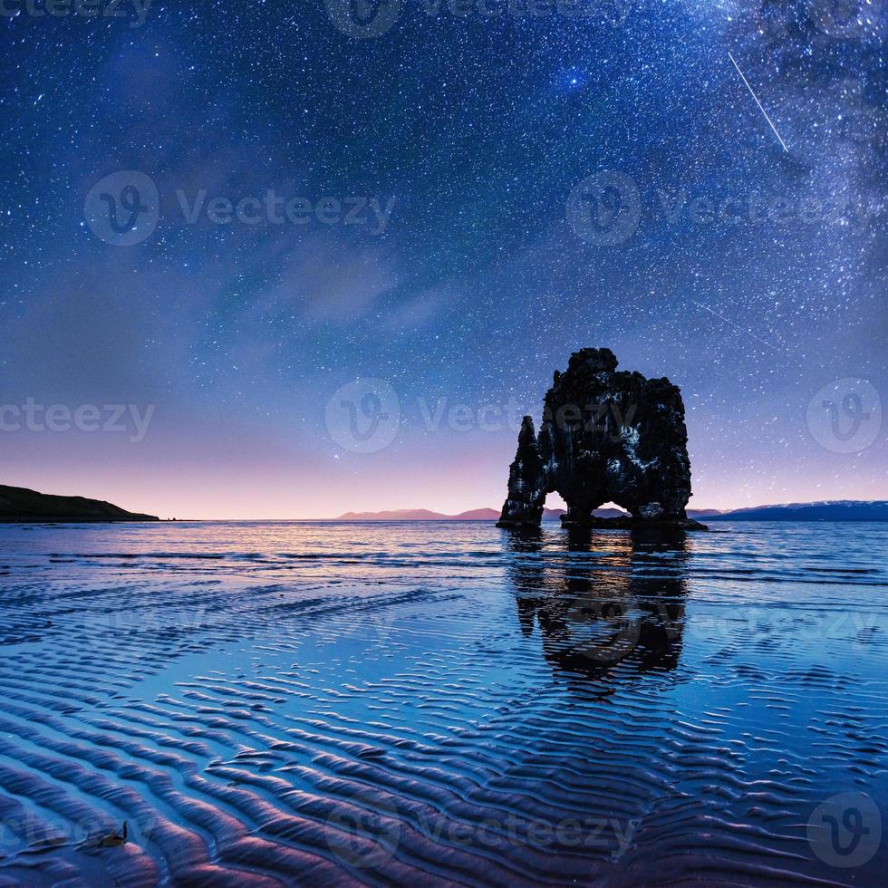 hvitserkur 15 m hoogte. fantastische sterrenhemel foto