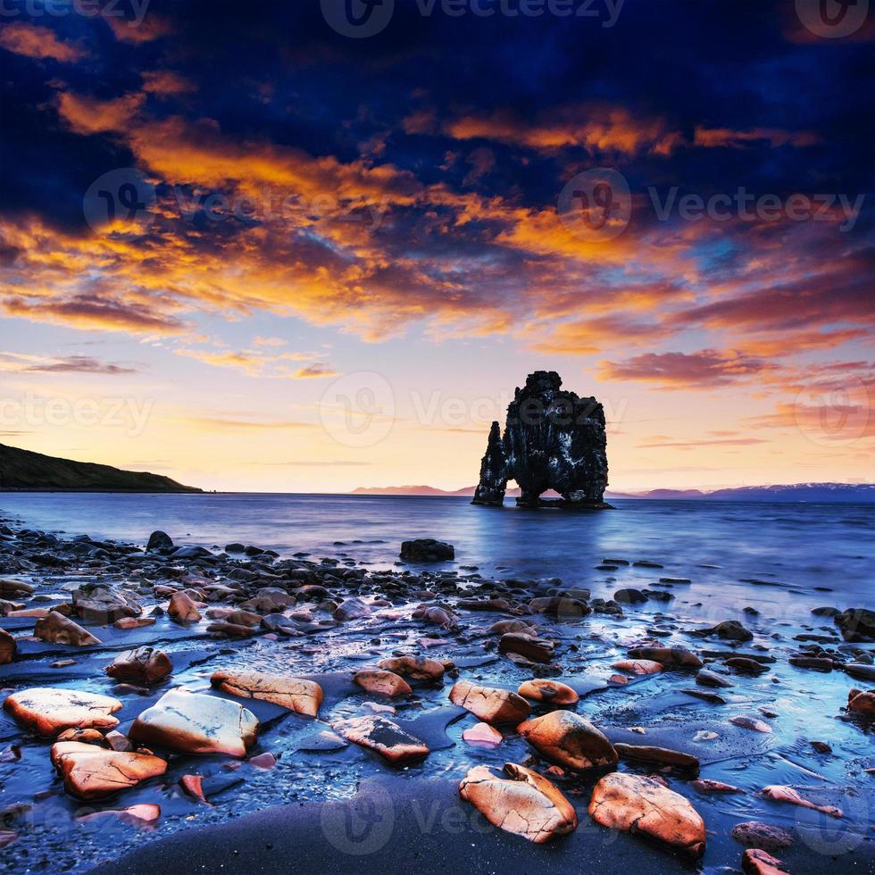 hvitserkur is een spectaculaire rots in de zee foto