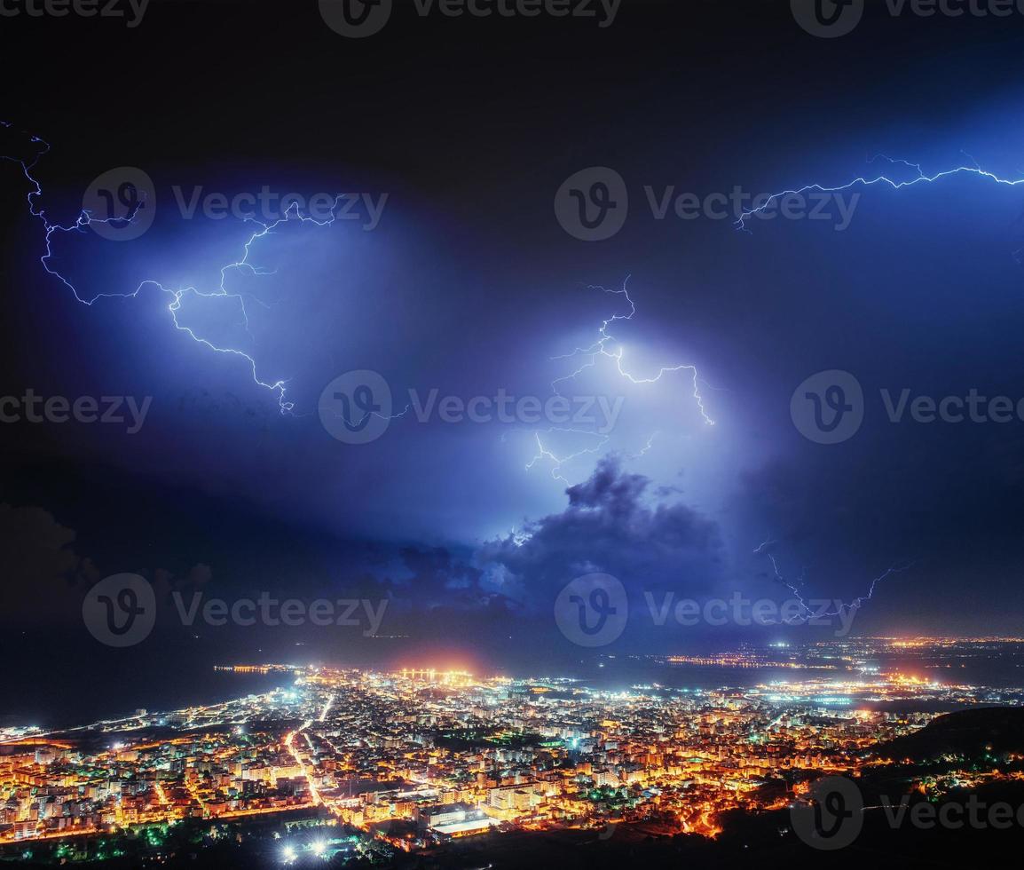 nachtlichten van de kuststad vanaf de hoogte foto