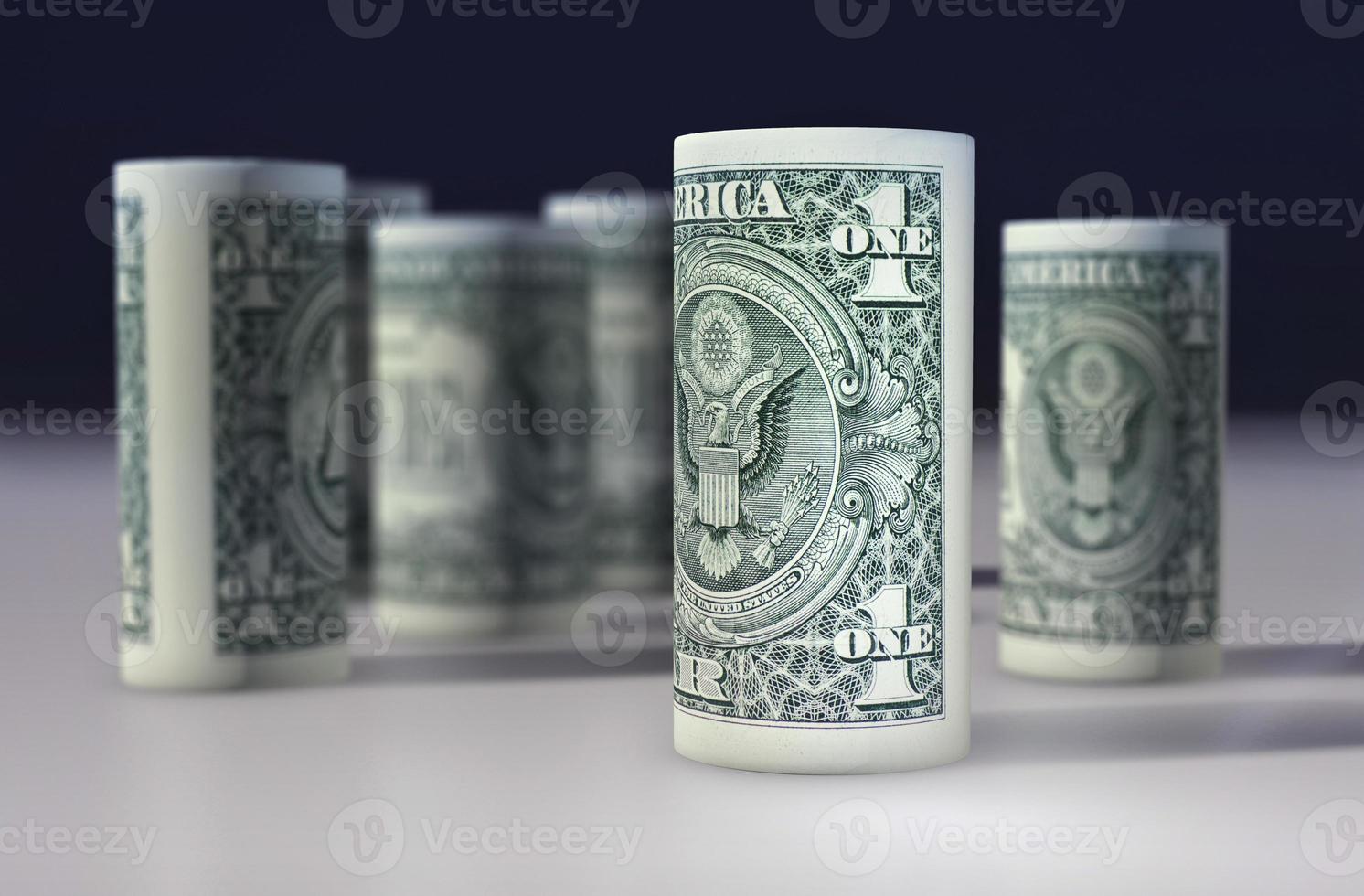 Amerikaanse dollar van 1 dollar opgerold op de zwarte foto