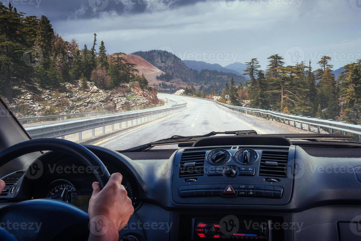 auto op de weg die naar de bergen leidt foto