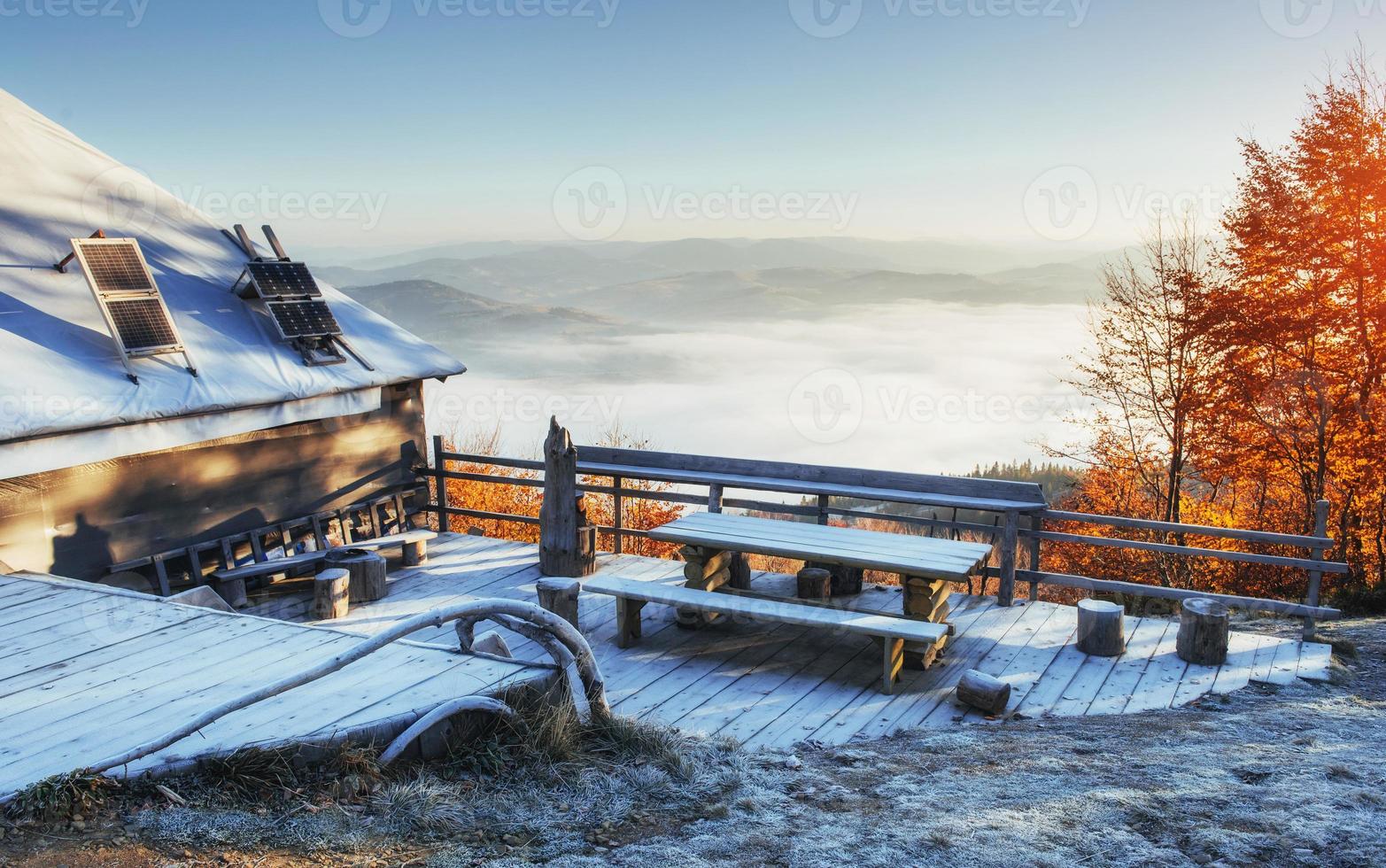 hut in de bergen in de winter. foto