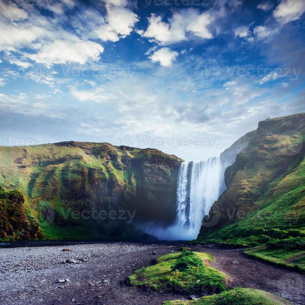 grote waterval skogafoss in het zuiden van ijsland foto