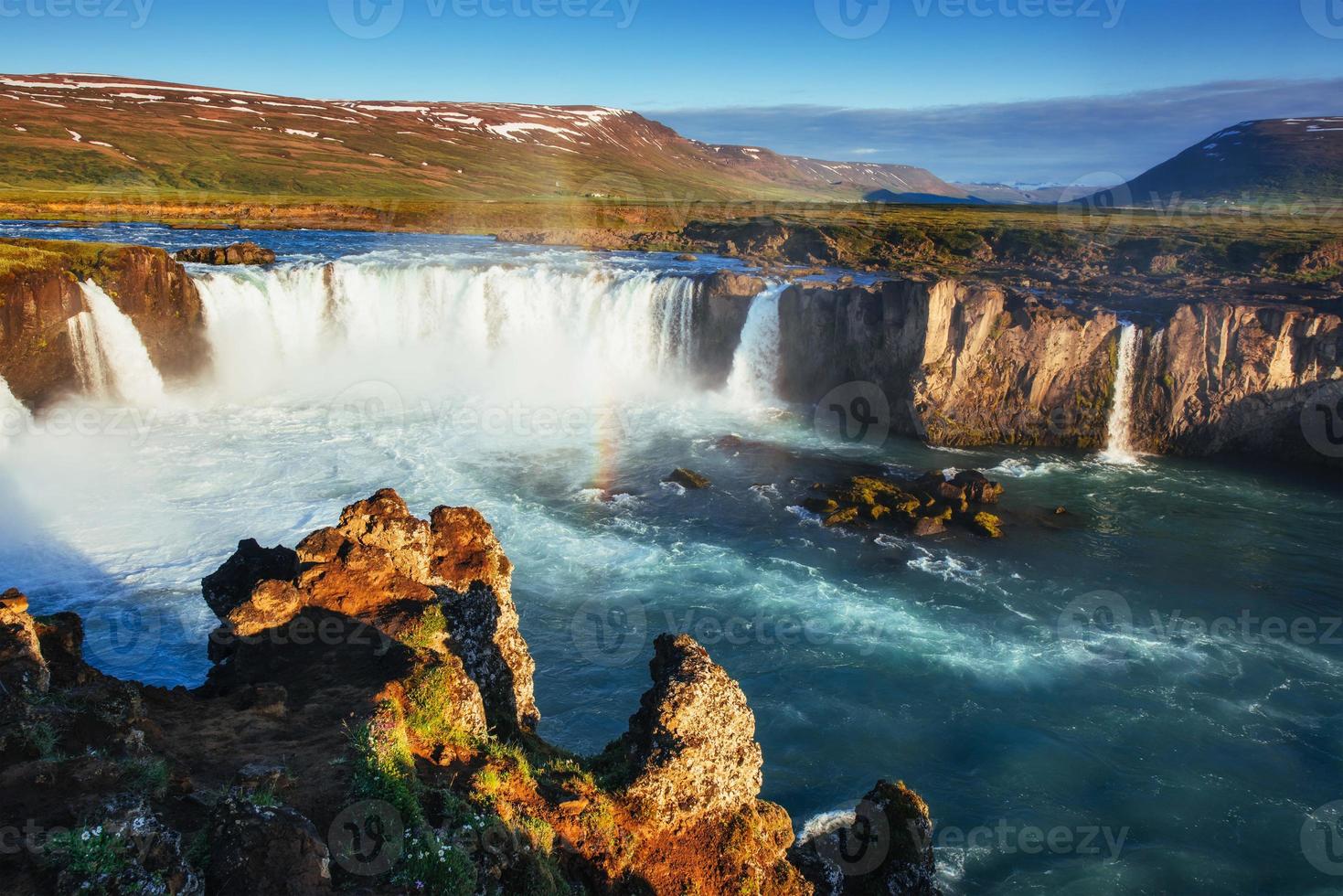 godafoss waterval bij zonsondergang. fantastische regenboog. ijsland, europa foto