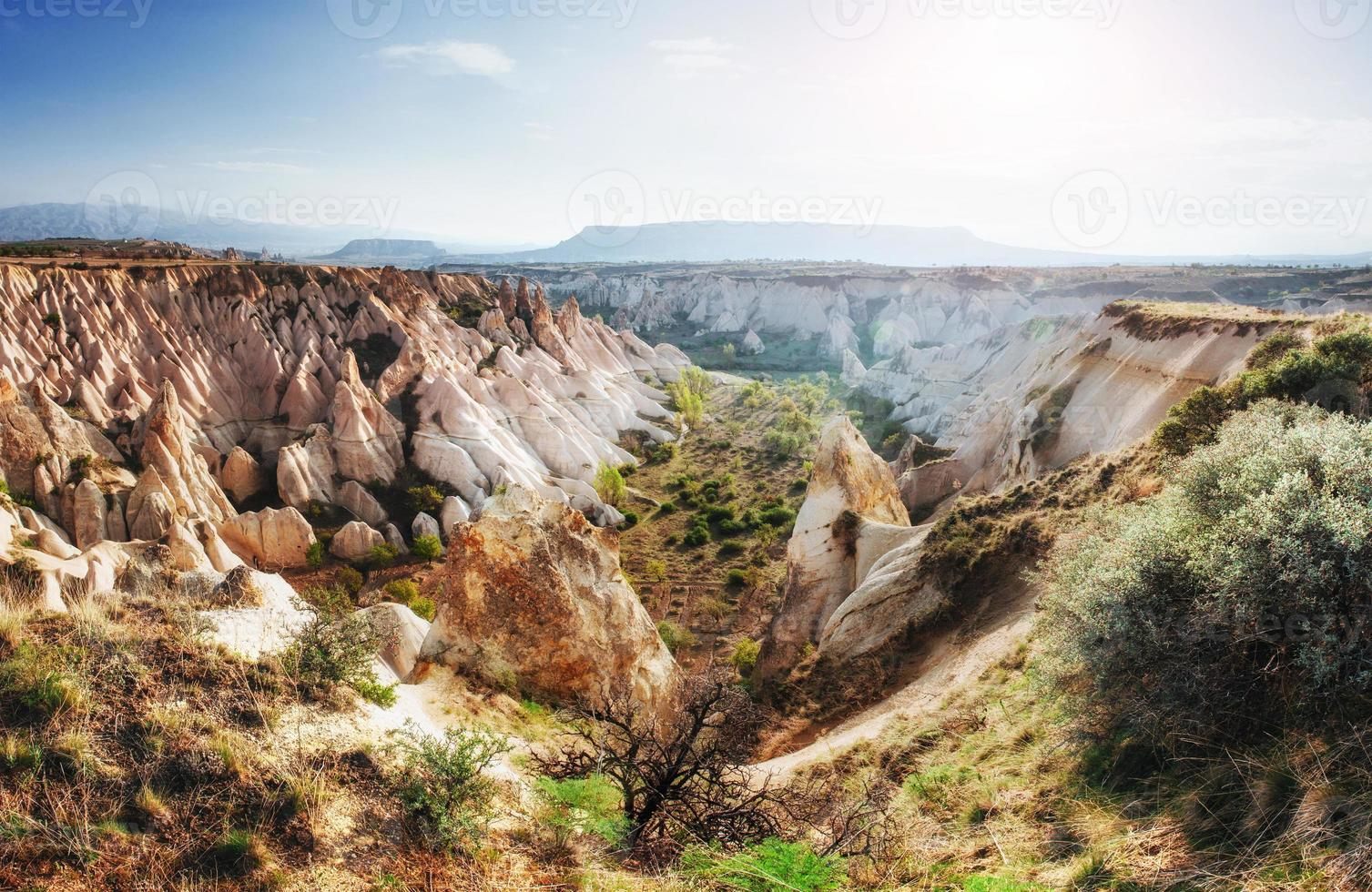 mooie cappadocië op de achtergrond van blauwe lucht met witte cl foto