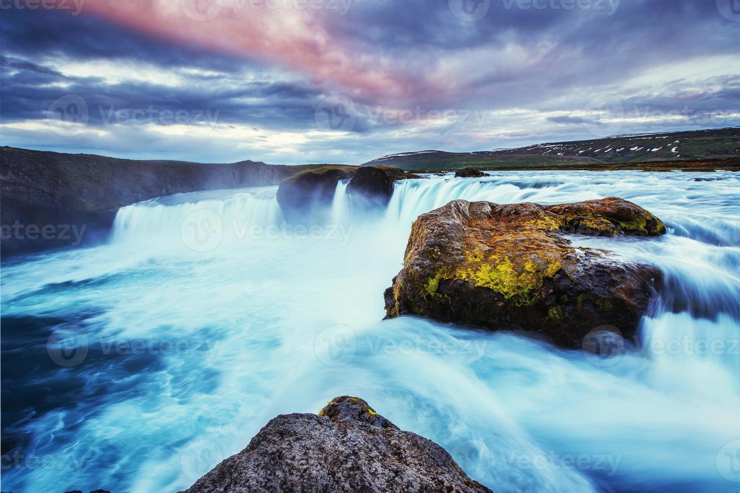 godafoss waterval bij zonsondergang, ijsland, europa foto