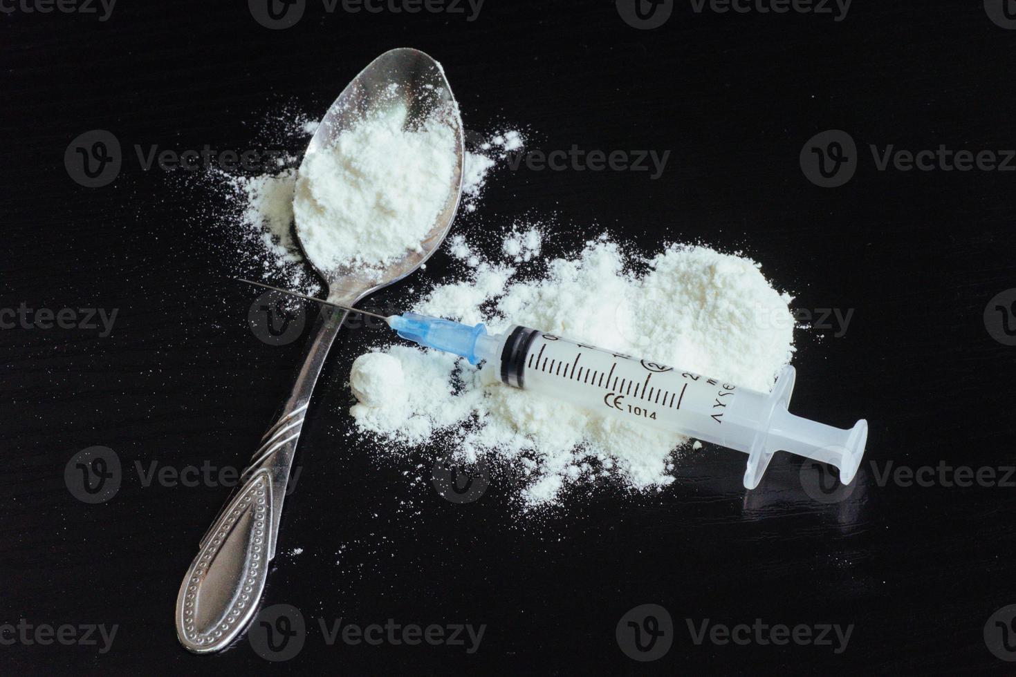 drugsgebruik, verslaving en middelenmisbruik concept - close-up van lepelspuit met crack-cocaïnedosis foto