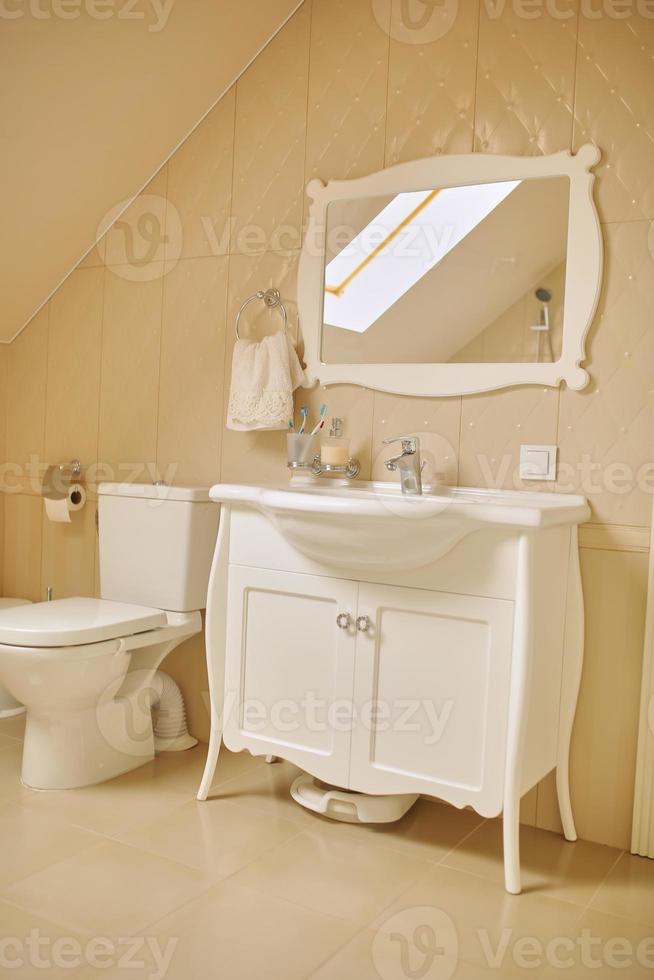 toilet en badkamer met regendouche. luxe hotelkamer. selectieve aandacht. foto