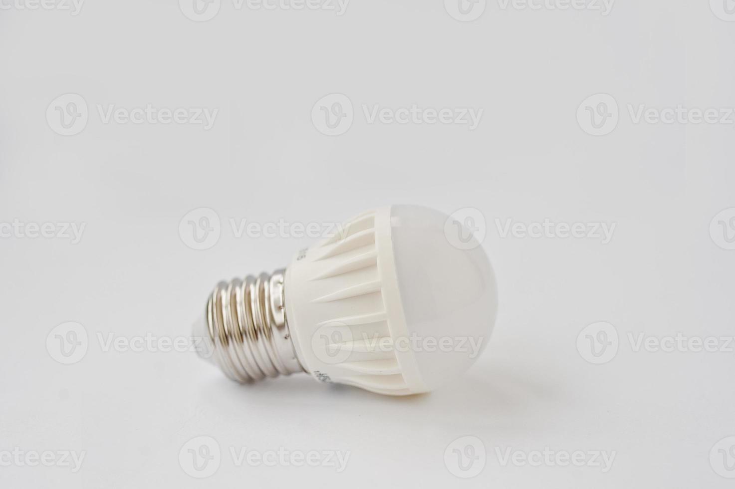 led lamp 60 v 6 watt e27 op witte achtergrond. foto