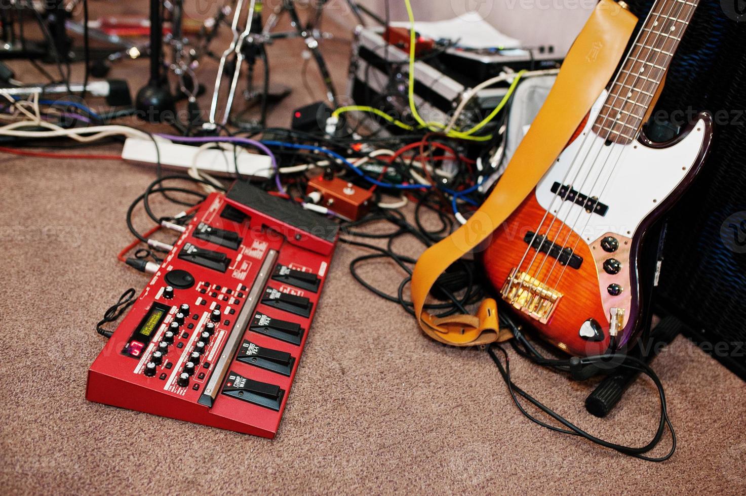 elektrische basgitaar en gitaar audioverwerkingseffecten op een studiovloer. foto