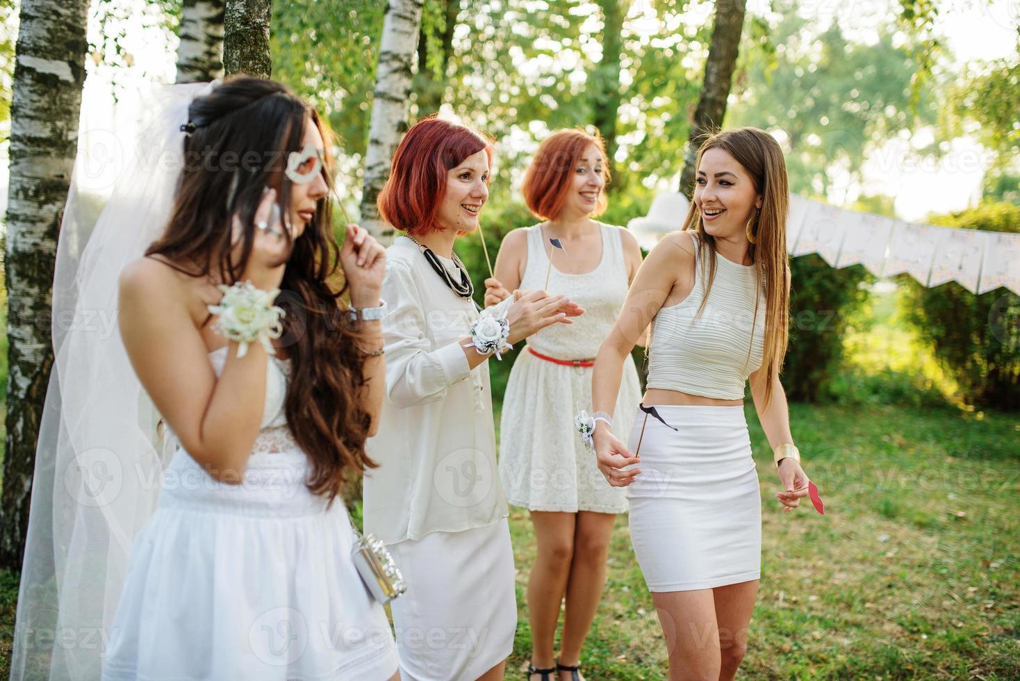 meisjes dragen witte jurken die plezier hebben op vrijgezellenfeest. foto