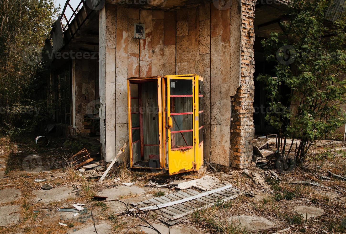 oude roestige Sovjet-telefooncel in de spookstad van Tsjernobyl, Oekraïne. foto