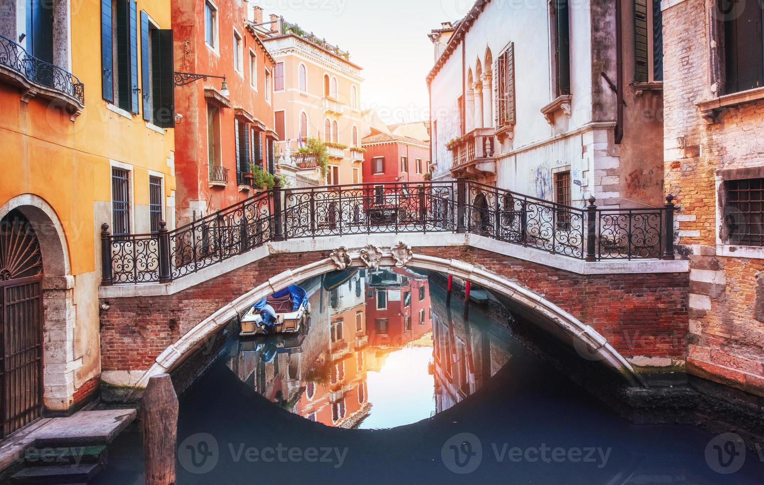 gondels op kanaal in Venetië. is een populaire toeristische bestemming van Europa foto