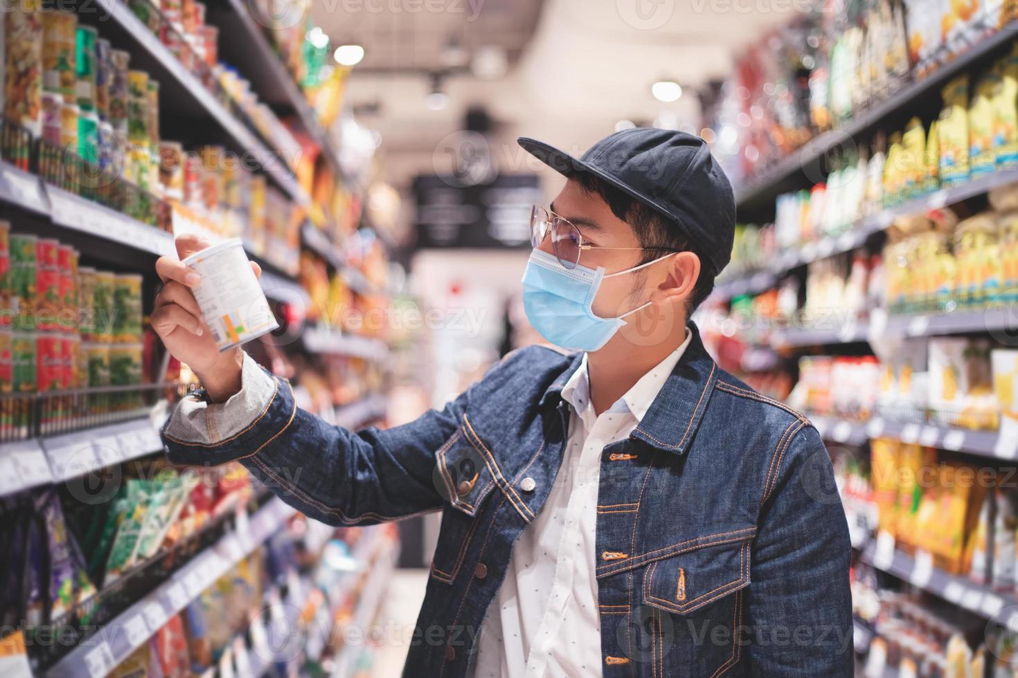 Aziatische mannen kopen en winkelen voedsel om in te hamsteren tijdens de covid-uitbraak foto