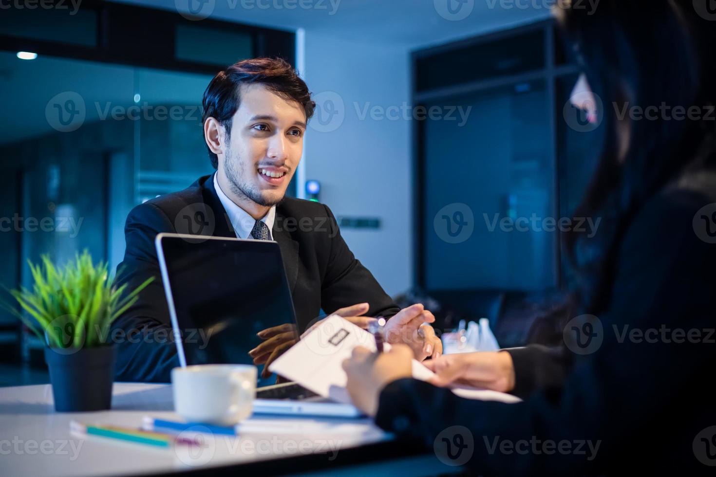 zakenlieden en zakenvrouwen die documenten bespreken voor het concept van het sollicitatiegesprek foto