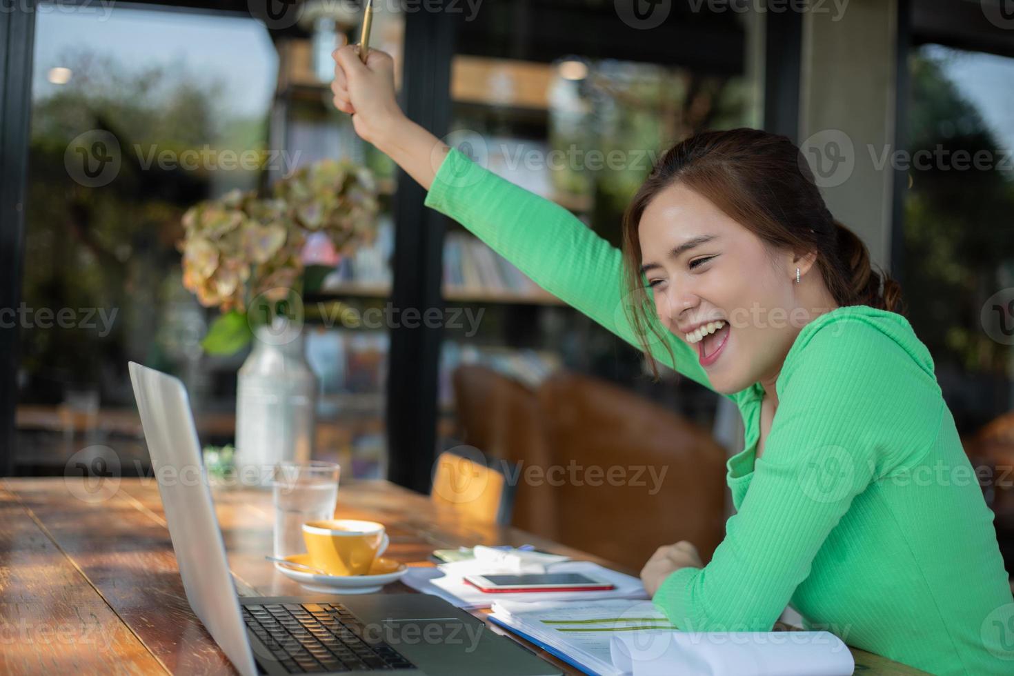 Aziatische zakenvrouwen succes en winnend concept - gelukkig team met opgeheven handen vieren de doorbraak en prestaties foto