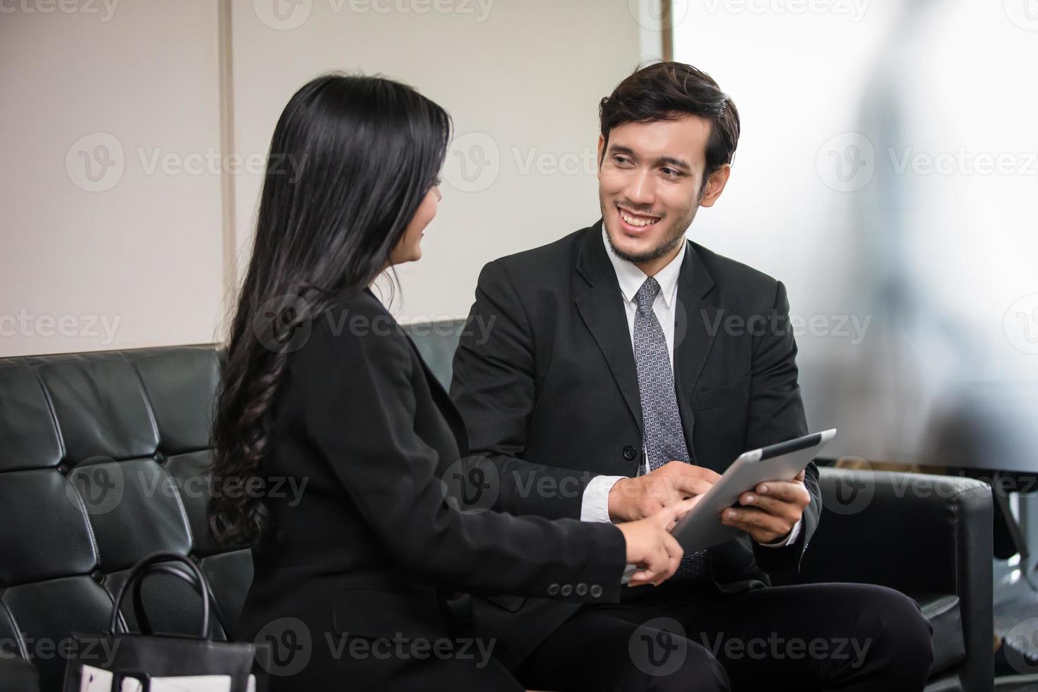 zakenlieden en groep die notebook gebruiken voor zakenpartners die documenten en ideeën bespreken tijdens vergaderingen en zakenvrouwen die blij glimlachen om te werken foto