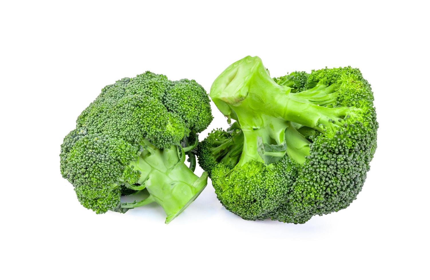 verse broccoli blokken geïsoleerd op een witte achtergrond foto