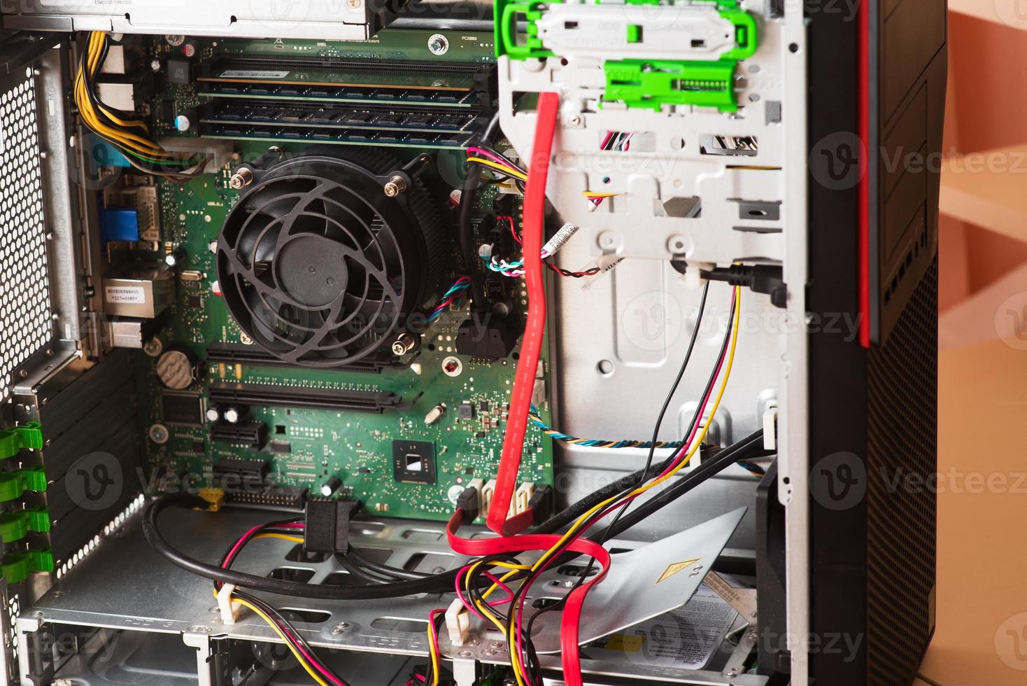 tovenaar repareert personal computer met gereedschap en handen. demontage van de computer in reserveonderdelen foto