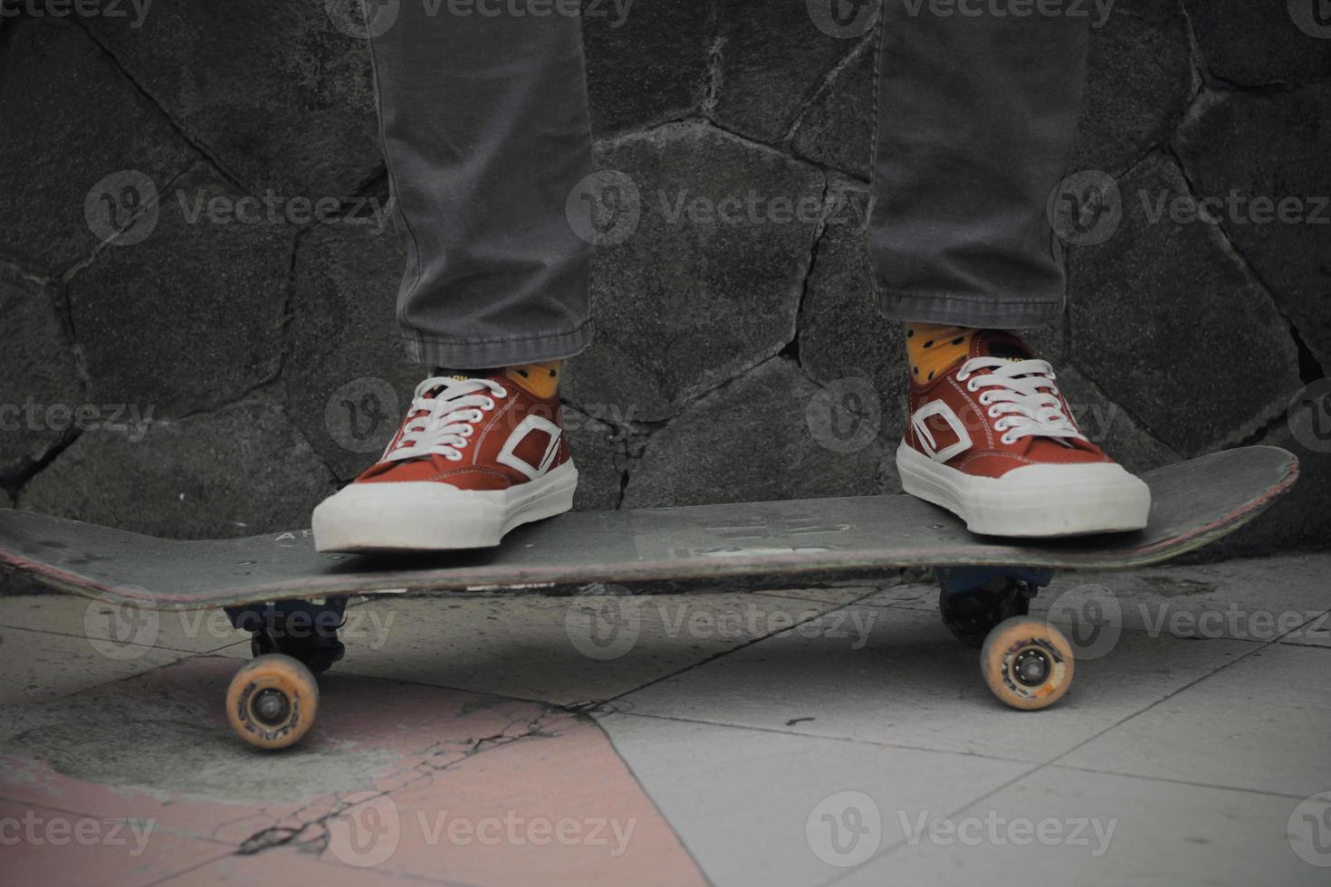 benen op de skateboards foto