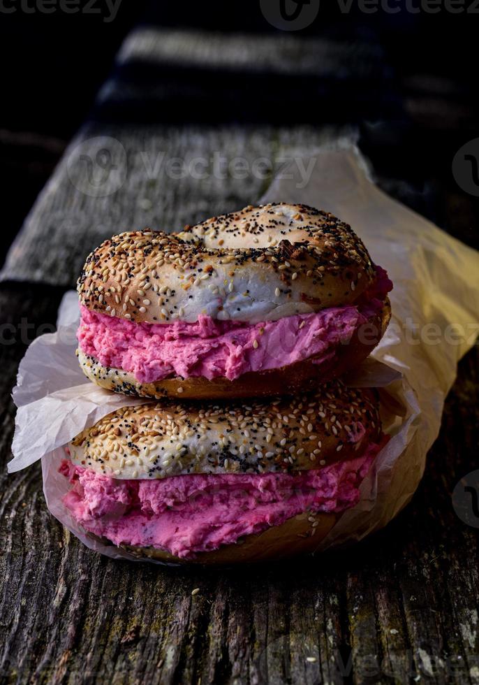 bagelsandwiches gevuld met aardbeien roze roomkaas foto