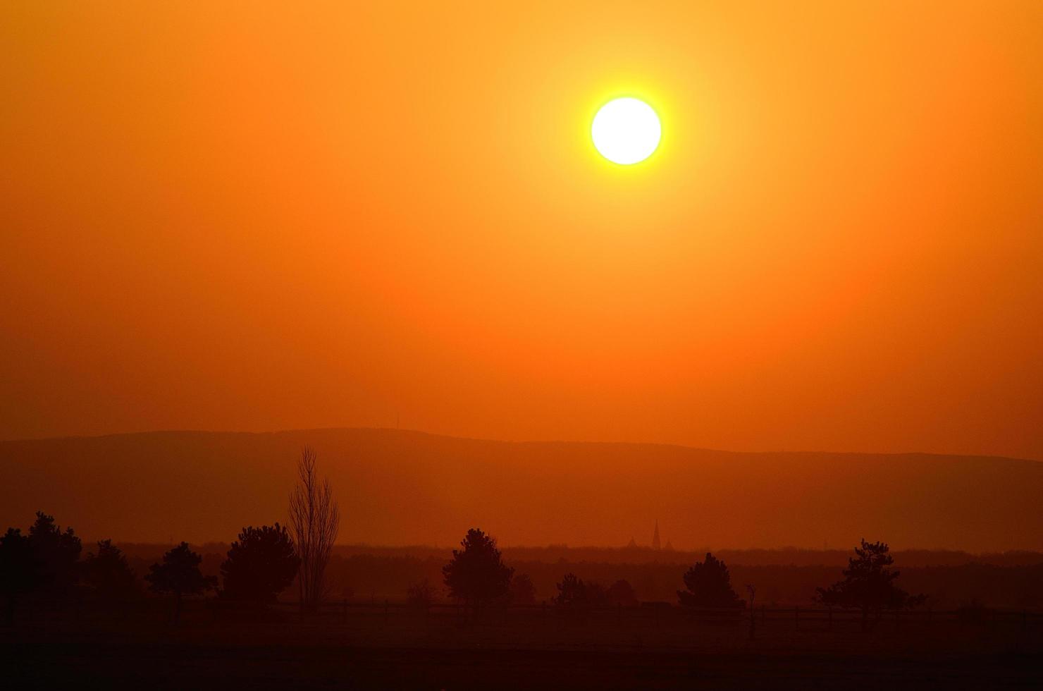 prachtige zonsopgang en natuurlijk landschap foto