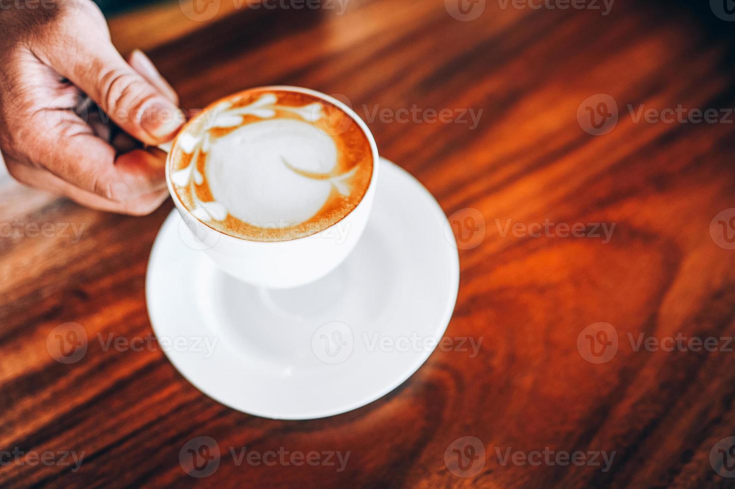 handen en koffie van liefhebbers van warme koffie in de ochtend hete espresso-ochtend waar veel mensen van houden. foto