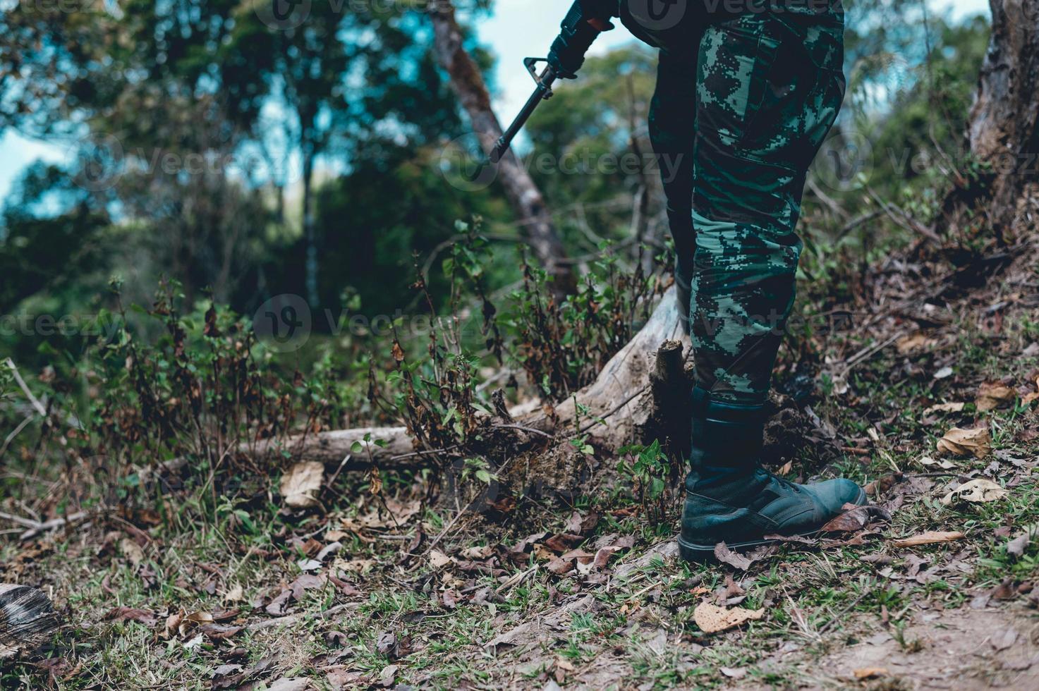 soldaten gebruiken de radio. en gebruik de kaart voor communicatie tussen militaire operaties in het grensbos. voogd foto