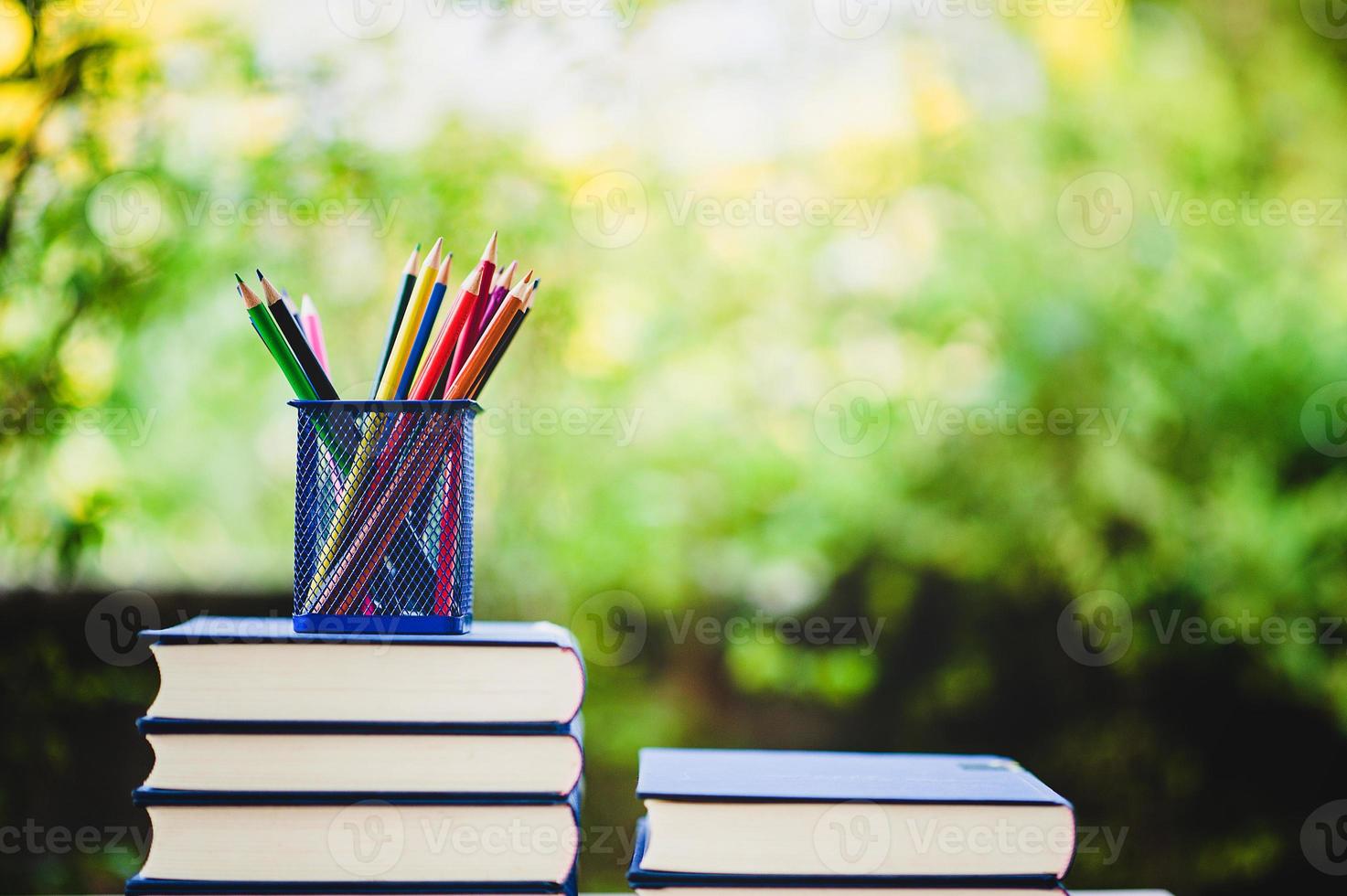 het bestuderen van boeken en leermaterialen. foto