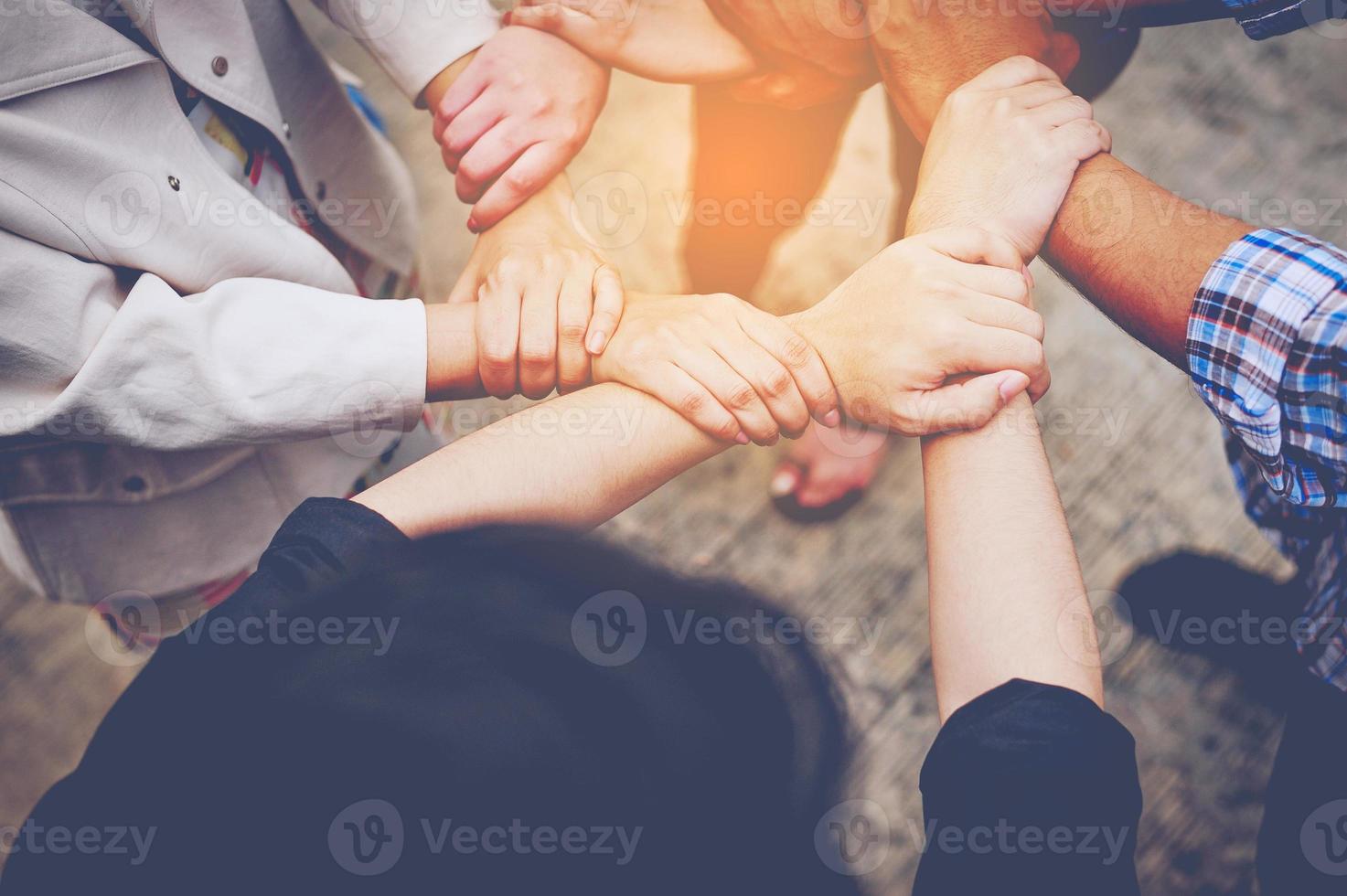 zakelijke en teamwork bijeenkomst in het werk online zakelijke telefoon eenheid in de groep en voor het succes van het bedrijf. foto