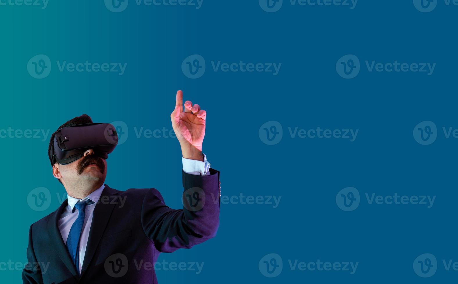 zakenman in pak dresscode, met vr en hologram concept. foto