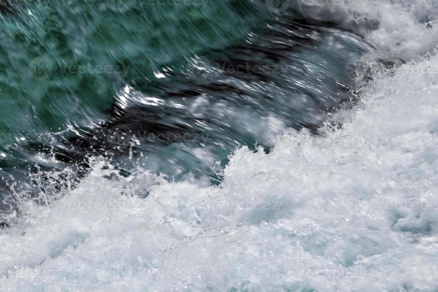 razende torrent die ontsnapt uit loch morar foto