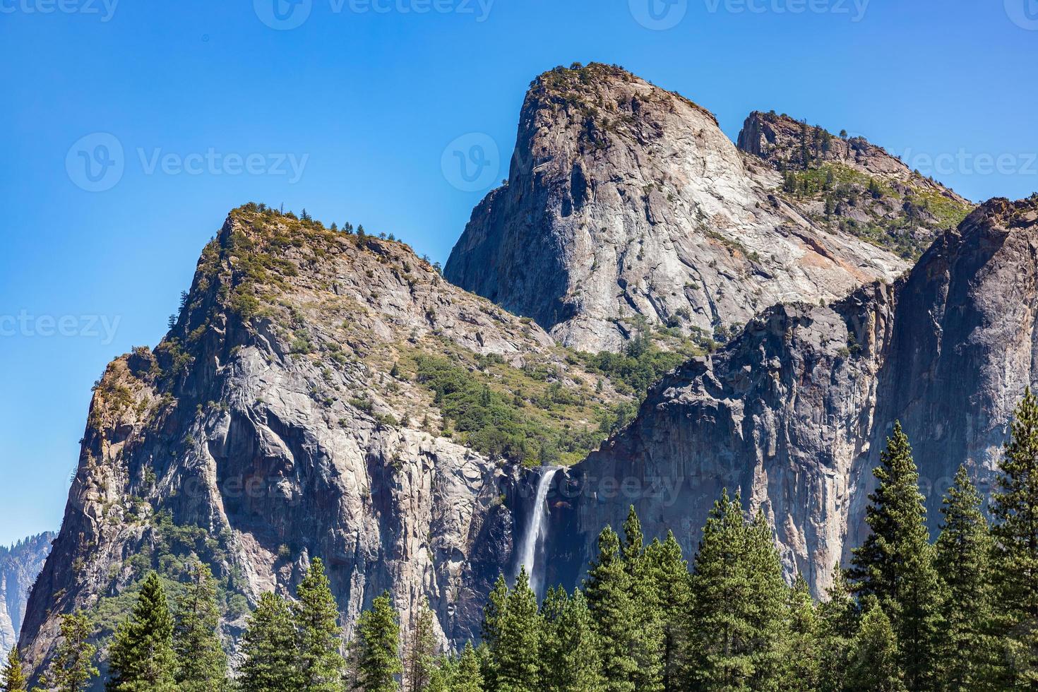 uitzicht op de bergketen in het nationale park Yosemite foto