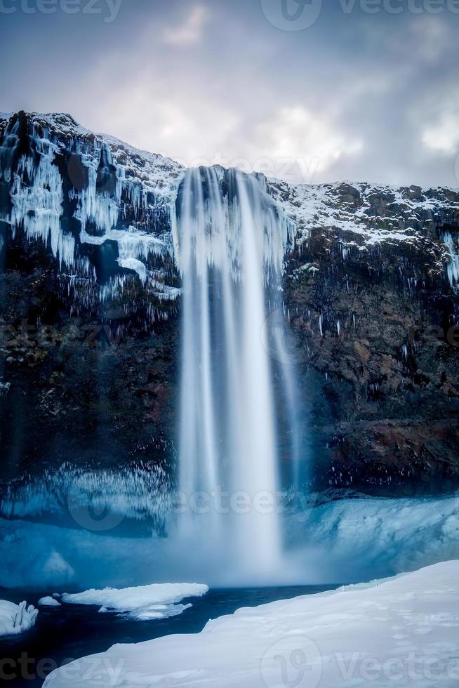 uitzicht op de Seljalandfoss-waterval in de winter foto