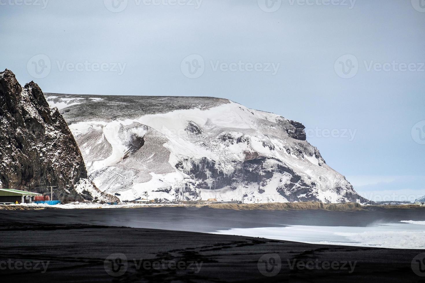 reynisfjara vulkanisch strand in de winter foto