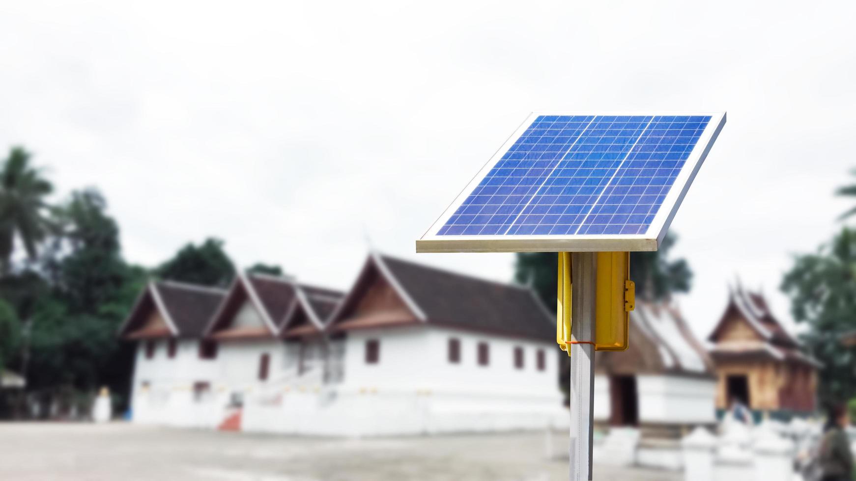 fotovoltaïsch paneel, nieuwe technologie voor het opslaan en gebruiken van de kracht van de natuur met menselijk leven, duurzame energie en milieuvriendelijk concept. foto