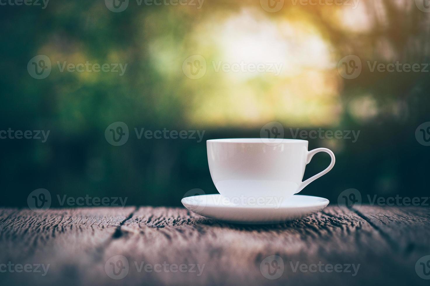 een kopje koffie en koffiebonen op de tafel van koffieliefhebbers koffie. foto