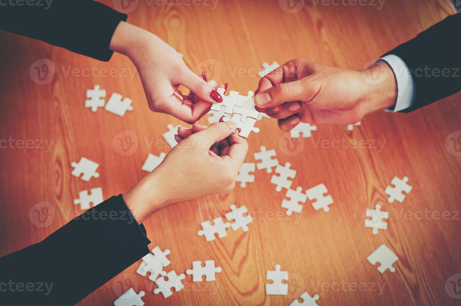 zaken en vergaderingen en werkeenheid. om effectief te werken teamwork zaken doen op het bureau zakelijke ideeën foto