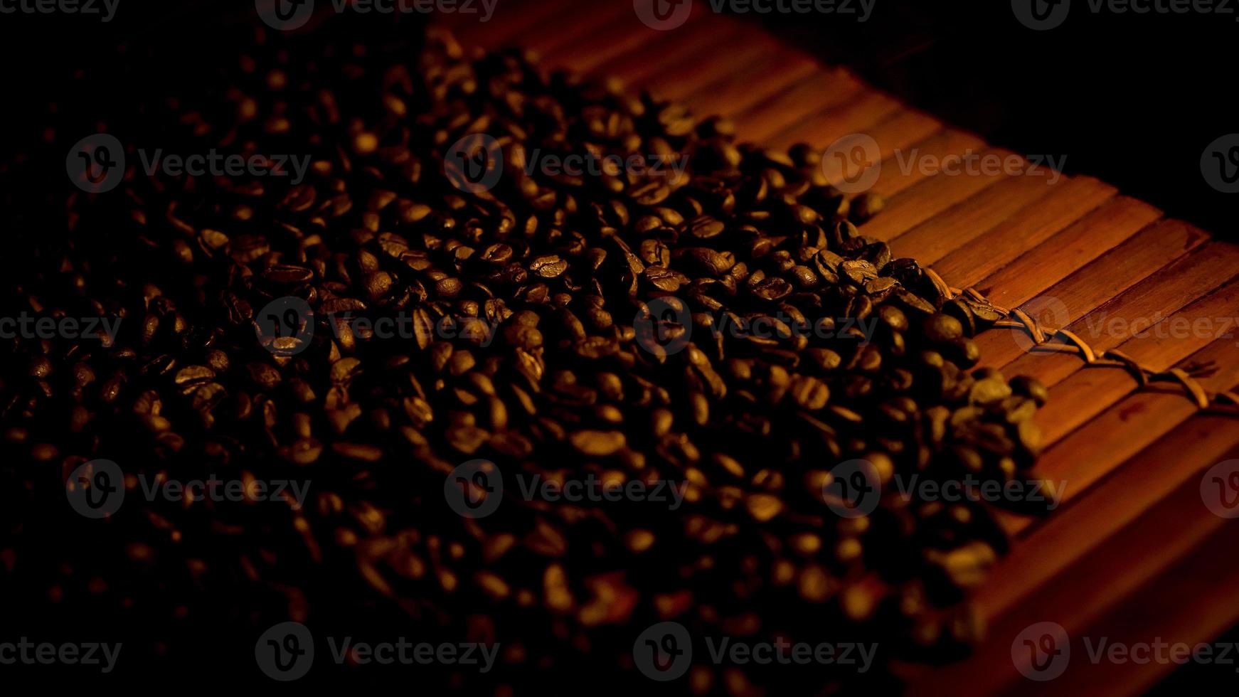 vers gezette koffie uit de koffietuin. kleurrijke koffiebonen eten goed. veel geluk opzij zetten is de achtergrond van je werk. foto