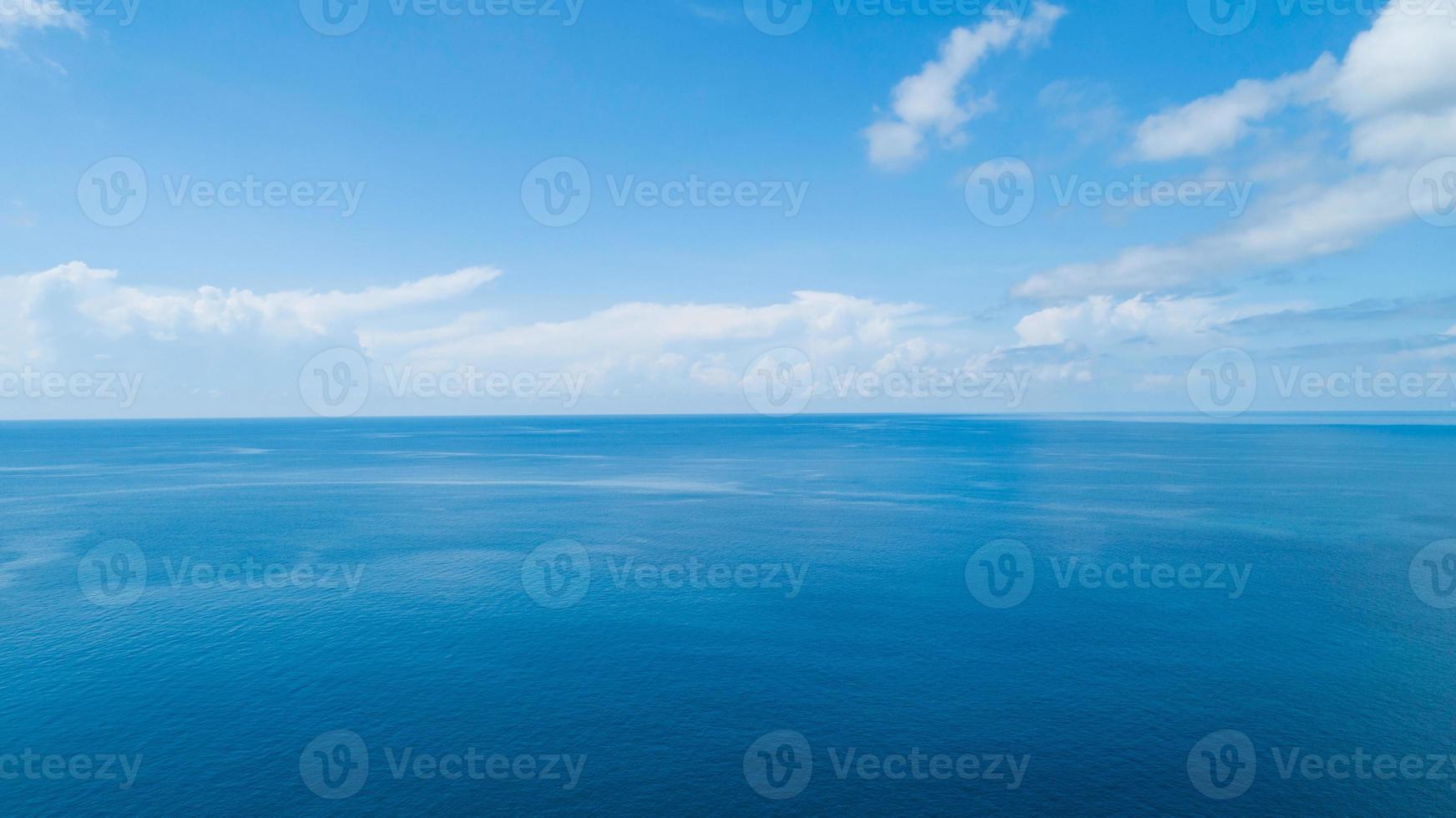 luchtfoto van een blauwe zee oppervlakte water textuur achtergrond en zon reflecties lucht vliegende drone weergave golven water oppervlakte textuur op zonnige tropische oceaan in phuket eiland thailand foto