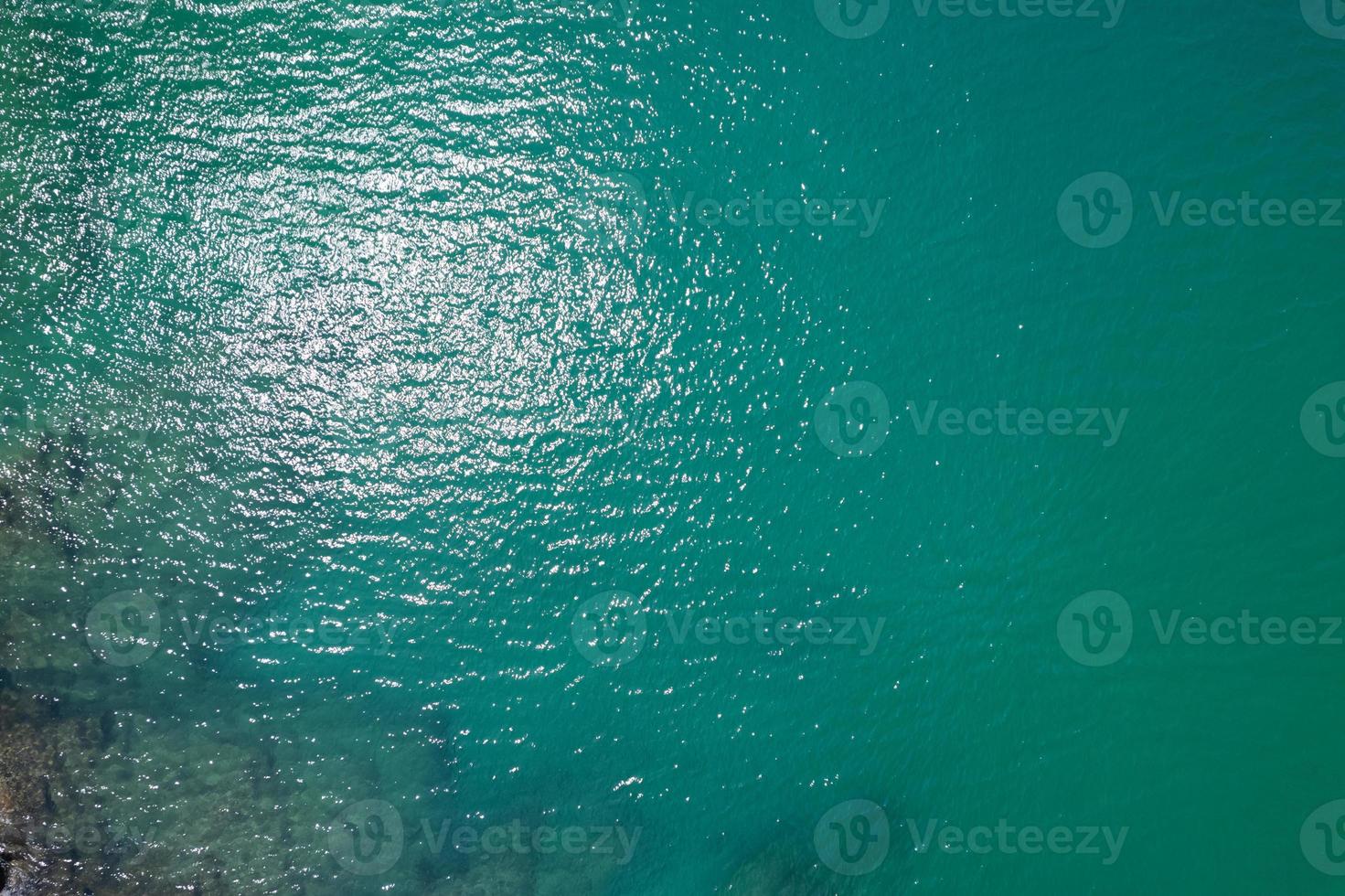 zeeoppervlak luchtfoto, vogelperspectief foto van blauwe golven en wateroppervlak textuur blauwe zee achtergrond prachtige natuur geweldig uitzicht