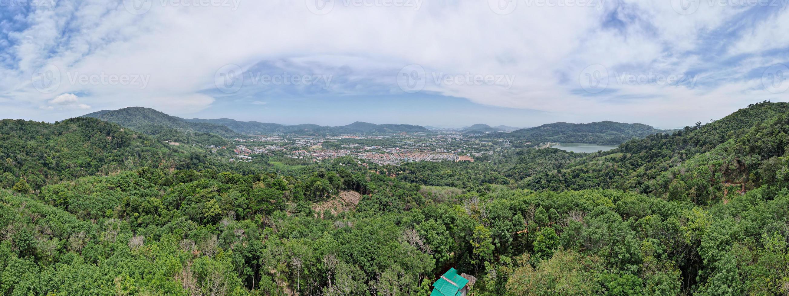 panorama landschap luchtfoto drone shot van landschap bergketen tropisch regenwoud in thailand foto