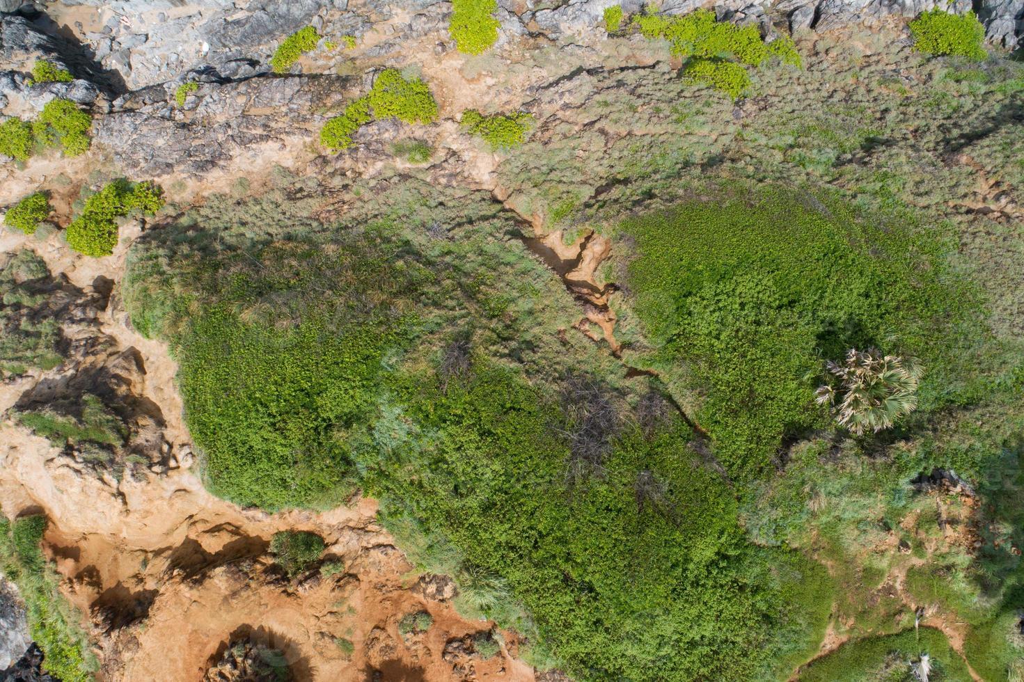 luchtfoto foto van droog land stenen rotsen textuur landschap natuur textuur. top-down hoge kijkhoek