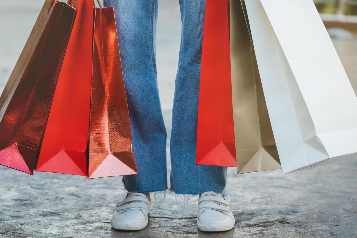 shopper vrouw staan met shoping tassen. foto