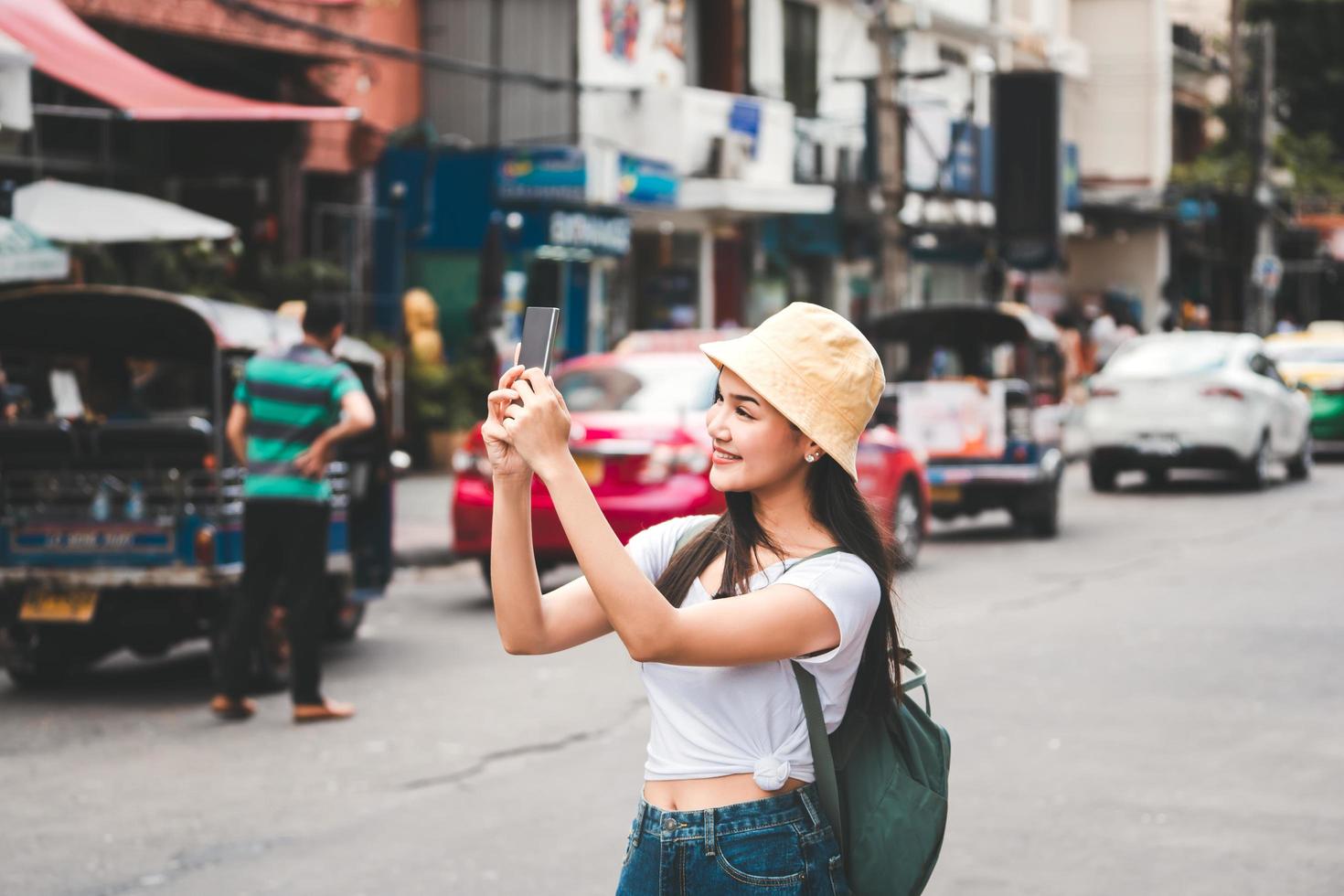 jonge volwassen Aziatische reizigersvrouwen die mobiele applicatie gebruiken voor online sociaal netwerk foto