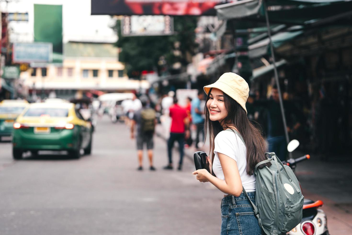 aziatische vrouw met instant camera reiziger in bangkok stad. foto