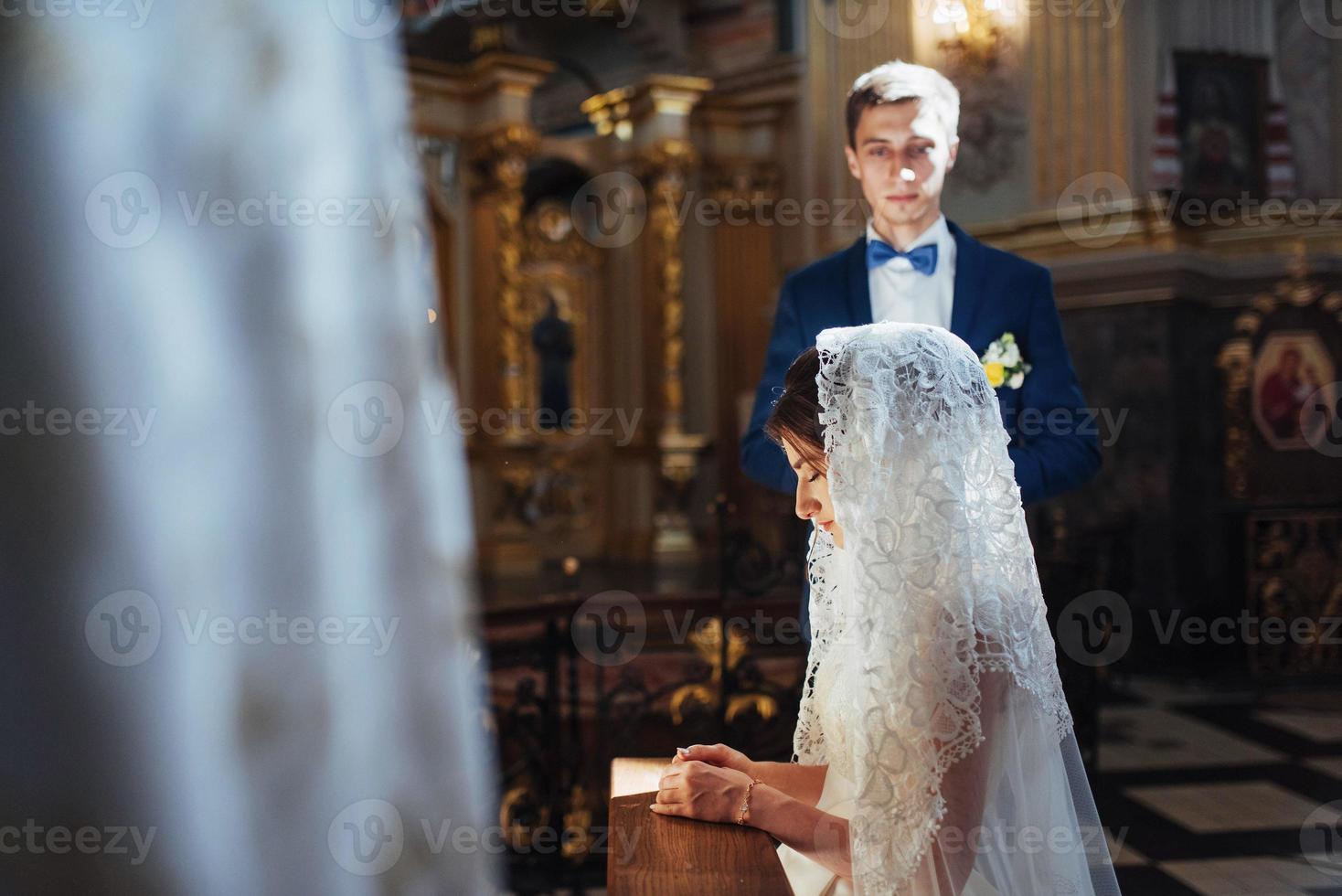 de bruid en bruidegom kerkelijke huwelijksceremonie foto