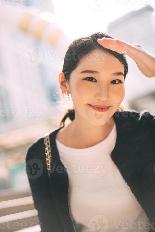 portret van jonge volwassen mooie Aziatische zakelijke werkende vrouw op dag. foto