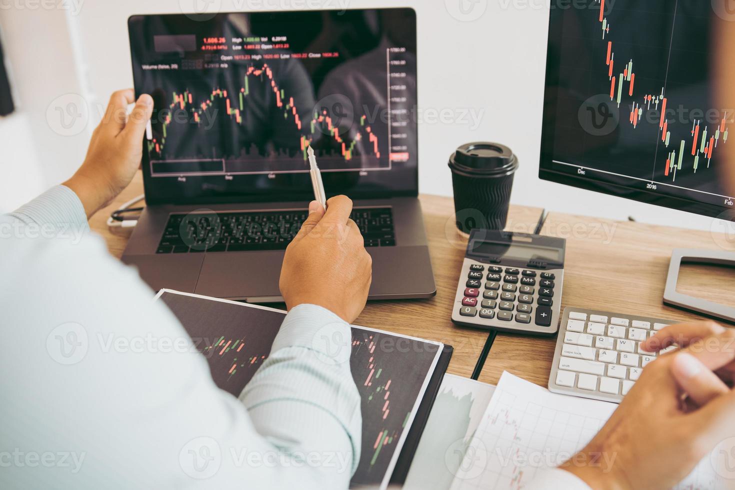 twee partnerschapsinvesteerders die samenwerken, analyseren de aandelengrafiek op het computerscherm bij het kantoorbedrijf. foto