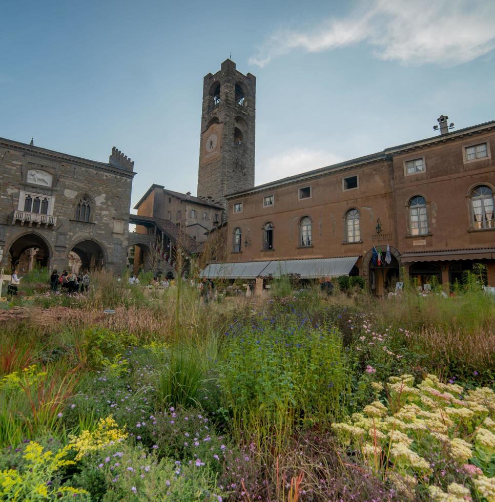 bergamo italië 2018 oude stad in een hoogbouwstad omgevormd tot een botanische tuin voor de meesters van het landschap foto